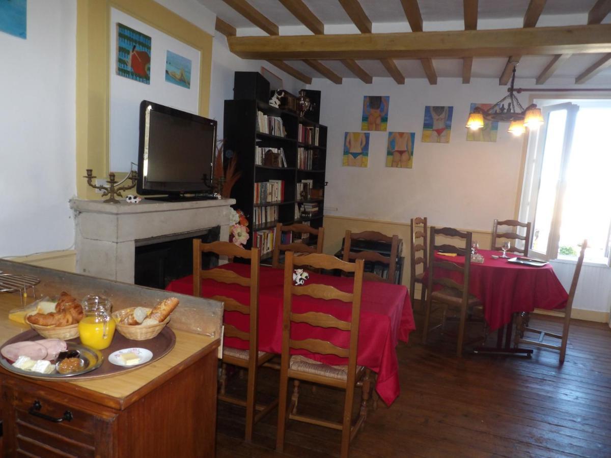 Chambres Et Tables D'Hotes A L'Auberge Touristique Meuvaines Exterior photo