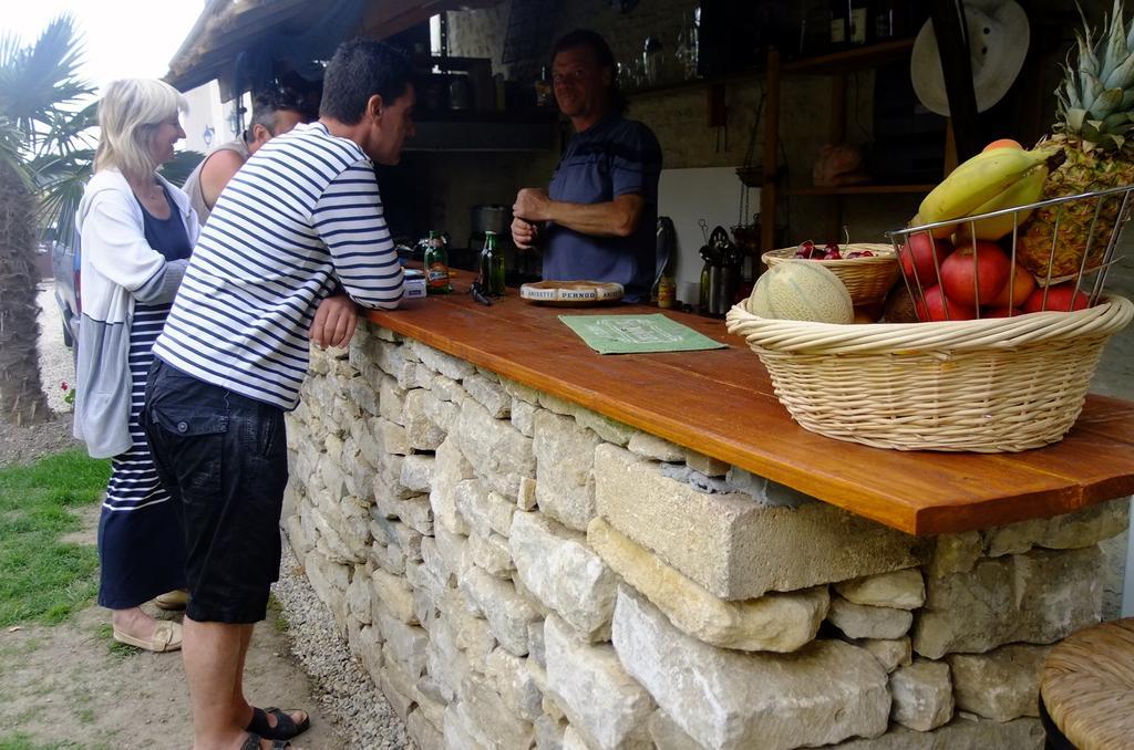 Chambres Et Tables D'Hotes A L'Auberge Touristique Meuvaines Exterior photo