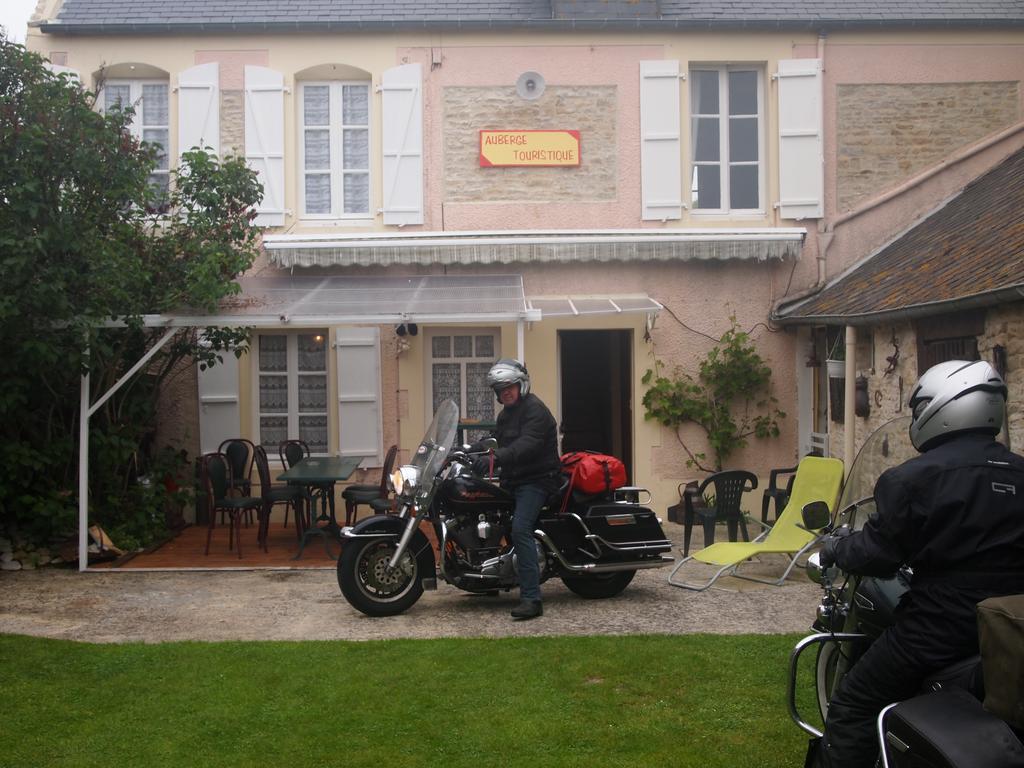 Chambres Et Tables D'Hotes A L'Auberge Touristique Meuvaines Exterior photo